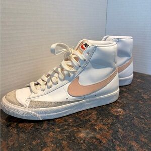 Nike blazers Women's High-Top Sneakers - White and Peach